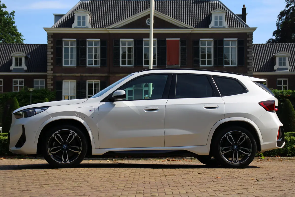 25 e xDrive M Sport | WEGKLAPBARE TREKHAAK | STOELVERWARMING | M-SPORT | CAMERA | PARK SENS V+A | CRUISE | LED | LEDER | LANE ASSIST | ELEKTR. STOEL