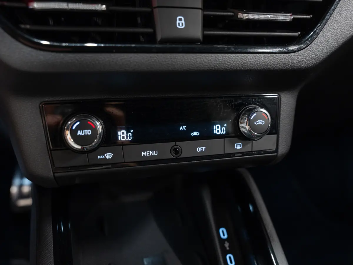 1.0 TSI DSG Sport Business, Apple Carplay, Android Auto, ACC, Clima, PDC, Multistuur, Ambiënte Light, Voll Onmderhoud