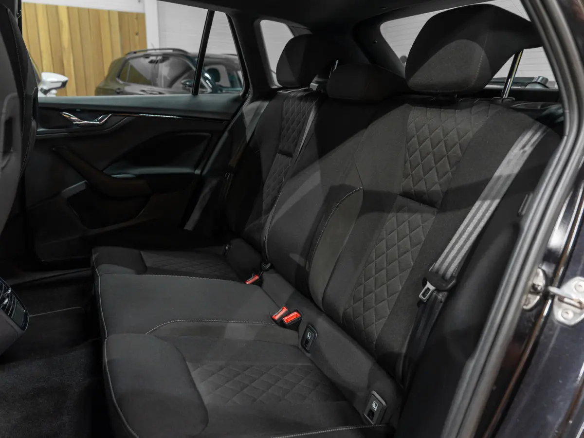 1.0 TSI DSG Sport Business, Apple Carplay, Android Auto, ACC, Clima, PDC, Multistuur, Ambiënte Light, Voll Onmderhoud