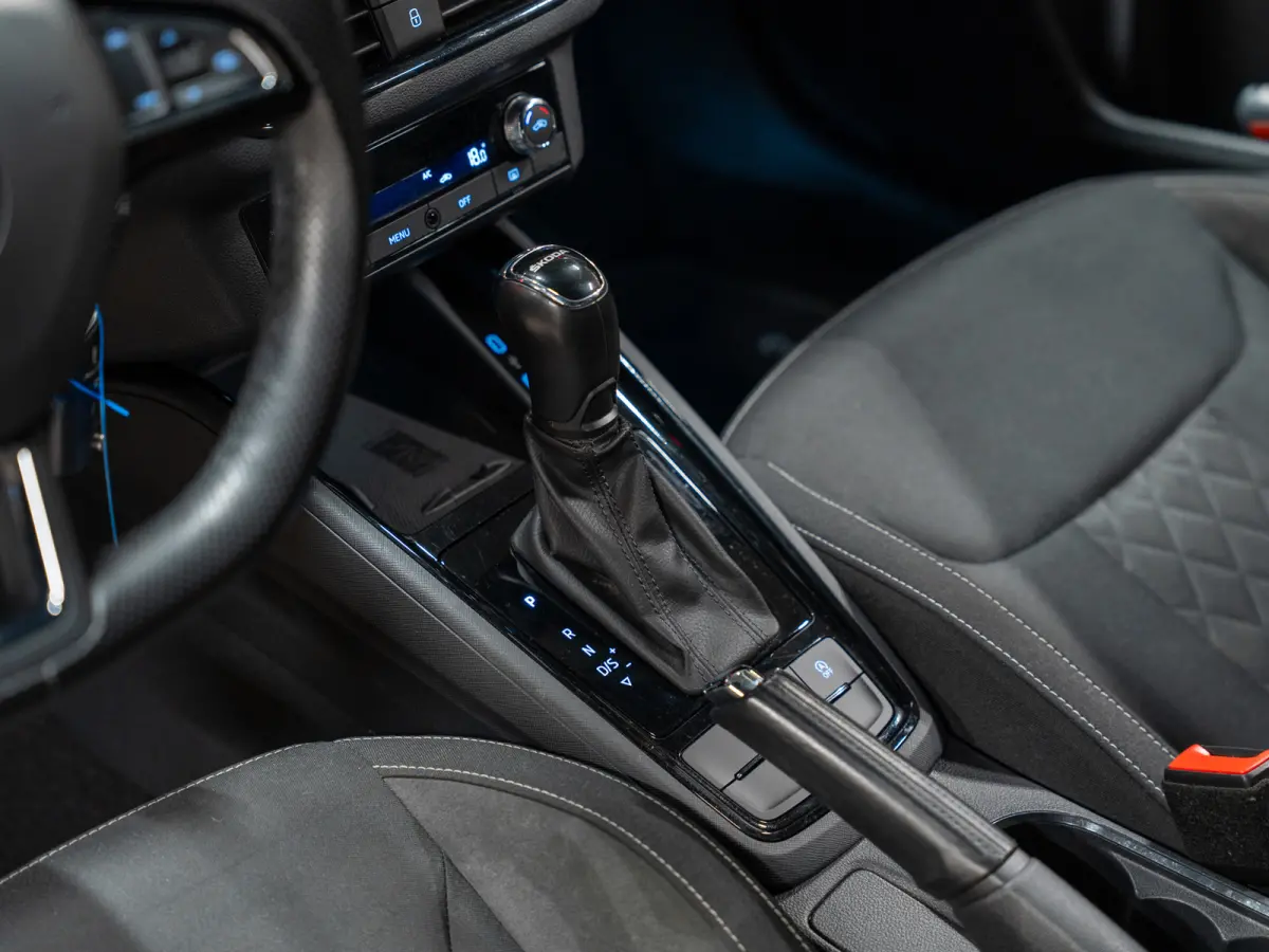 1.0 TSI DSG Sport Business, Apple Carplay, Android Auto, ACC, Clima, PDC, Multistuur, Ambiënte Light, Voll Onmderhoud