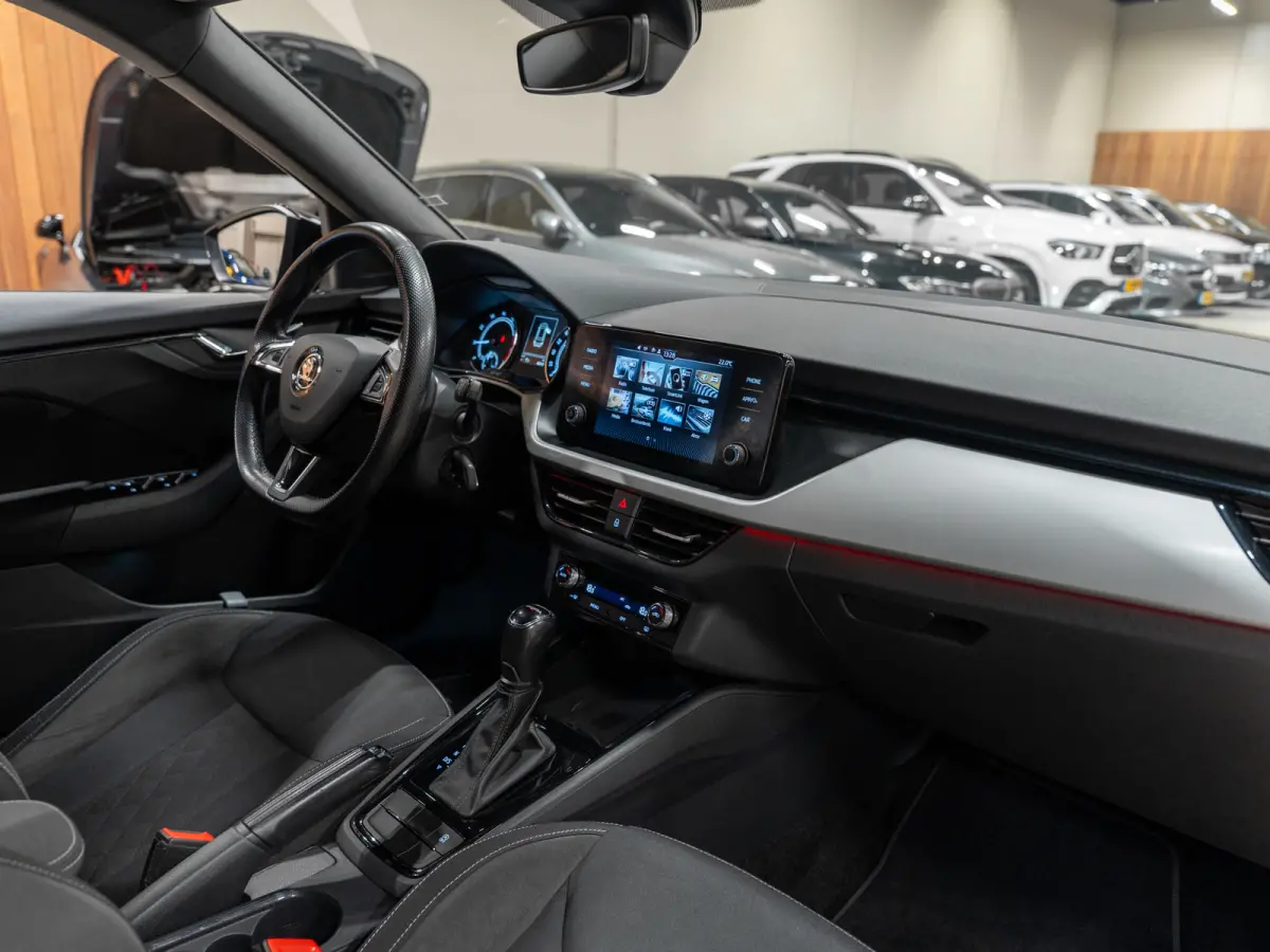 1.0 TSI DSG Sport Business, Apple Carplay, Android Auto, ACC, Clima, PDC, Multistuur, Ambiënte Light, Voll Onmderhoud