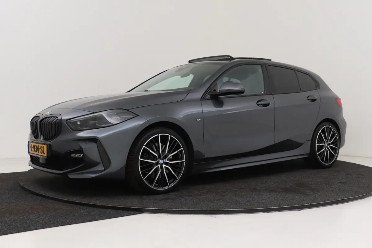120i M Sport | CarPlay | Panoramadak | Org. NL | Sportstoelen | Stoelverwarming | Sfeer | Dealer onderh. |
