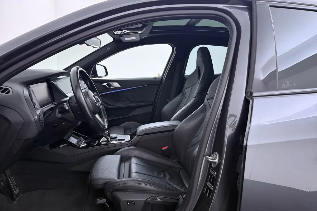 120i M Sport | CarPlay | Panoramadak | Org. NL | Sportstoelen | Stoelverwarming | Sfeer | Dealer onderh. |