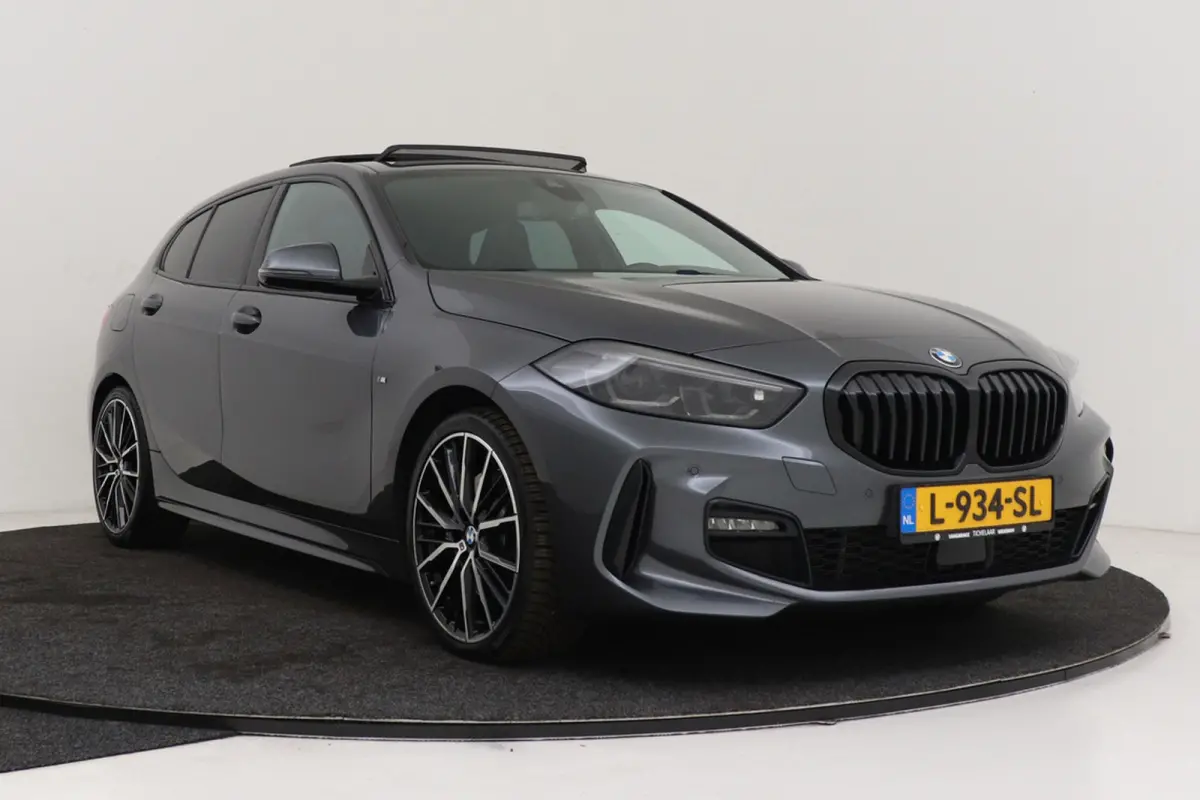 120i M Sport | CarPlay | Panoramadak | Org. NL | Sportstoelen | Stoelverwarming | Sfeer | Dealer onderh. |