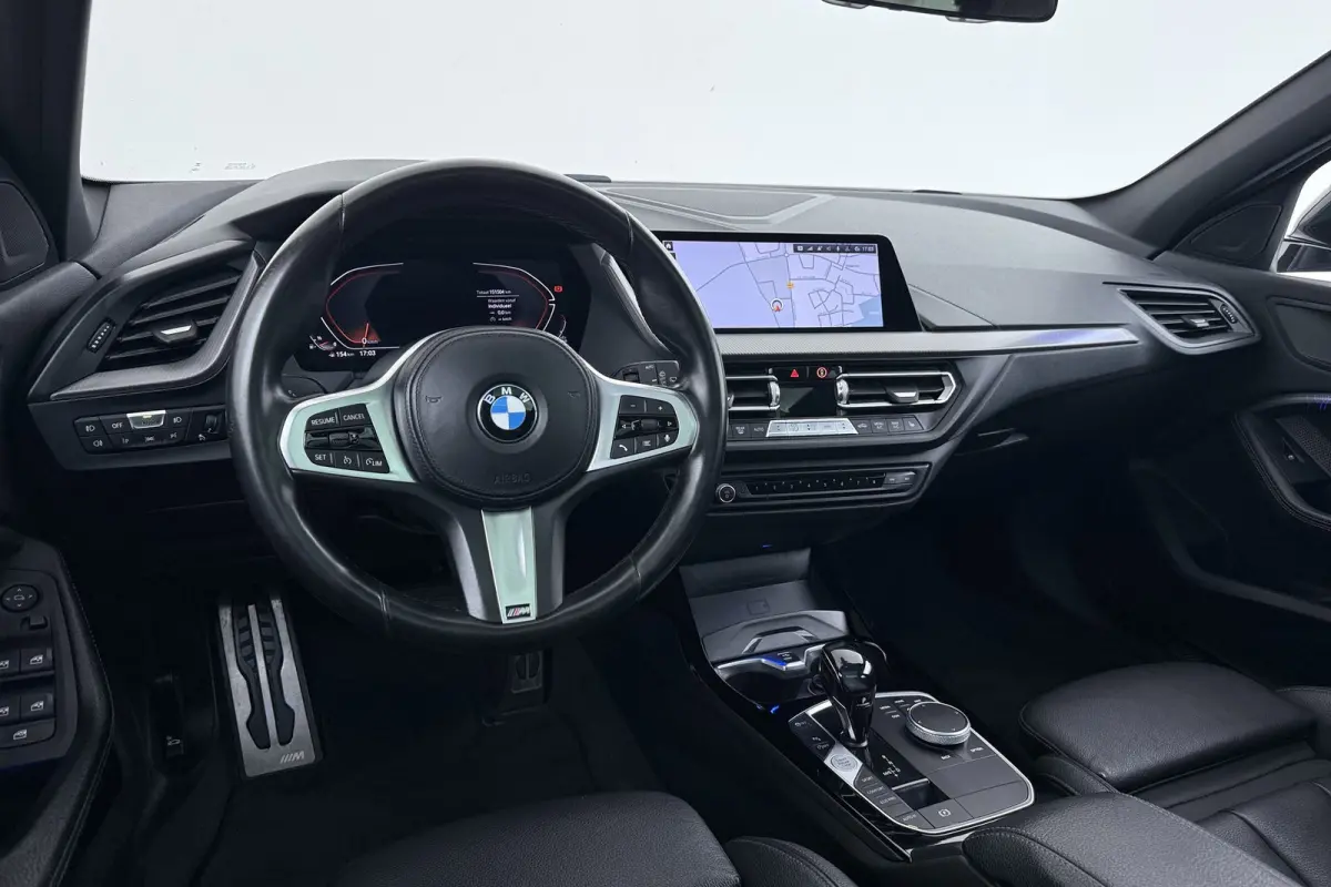 120i M Sport | CarPlay | Panoramadak | Org. NL | Sportstoelen | Stoelverwarming | Sfeer | Dealer onderh. |