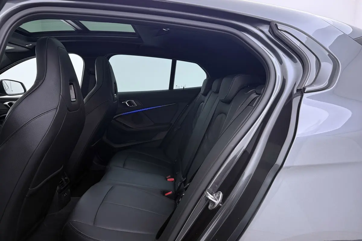 120i M Sport | CarPlay | Panoramadak | Org. NL | Sportstoelen | Stoelverwarming | Sfeer | Dealer onderh. |