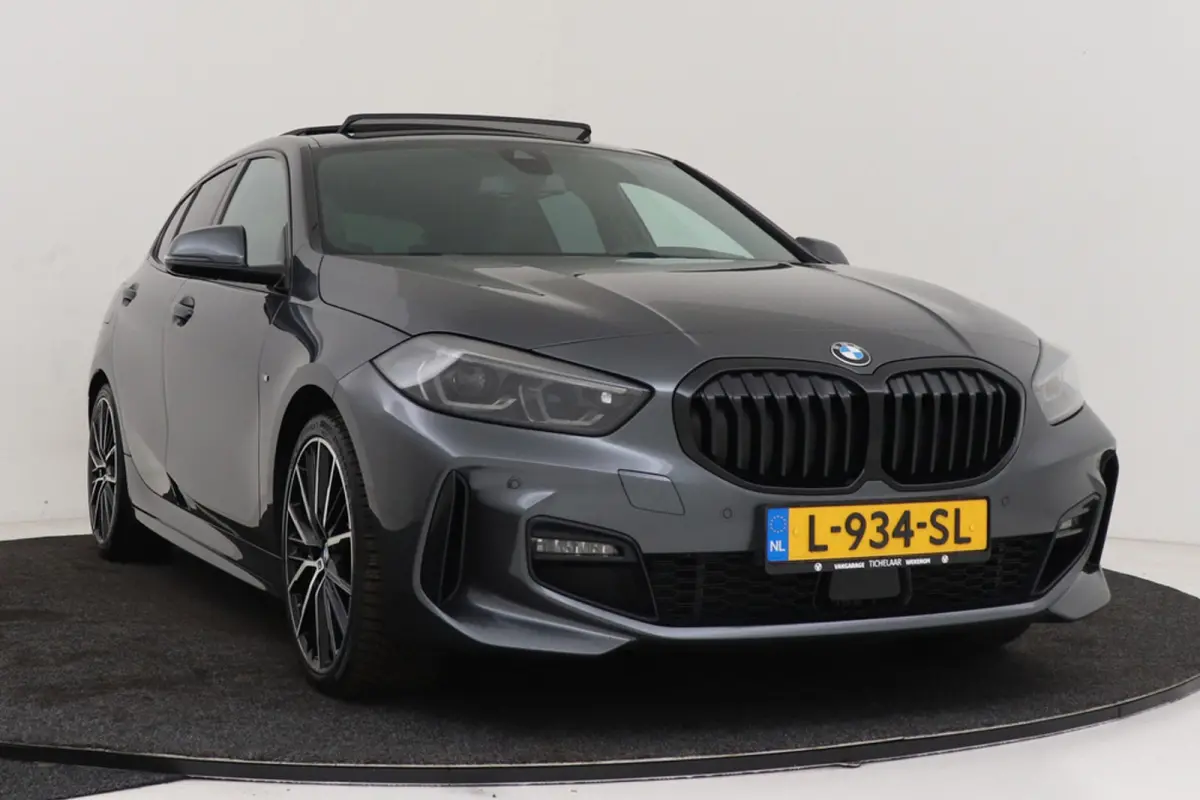120i M Sport | CarPlay | Panoramadak | Org. NL | Sportstoelen | Stoelverwarming | Sfeer | Dealer onderh. |