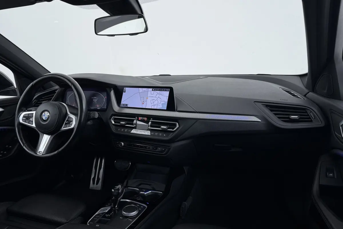 120i M Sport | CarPlay | Panoramadak | Org. NL | Sportstoelen | Stoelverwarming | Sfeer | Dealer onderh. |