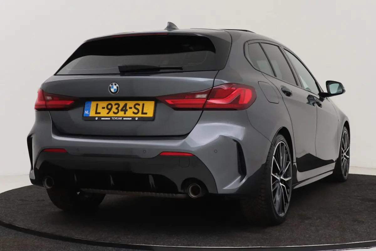 120i M Sport | CarPlay | Panoramadak | Org. NL | Sportstoelen | Stoelverwarming | Sfeer | Dealer onderh. |