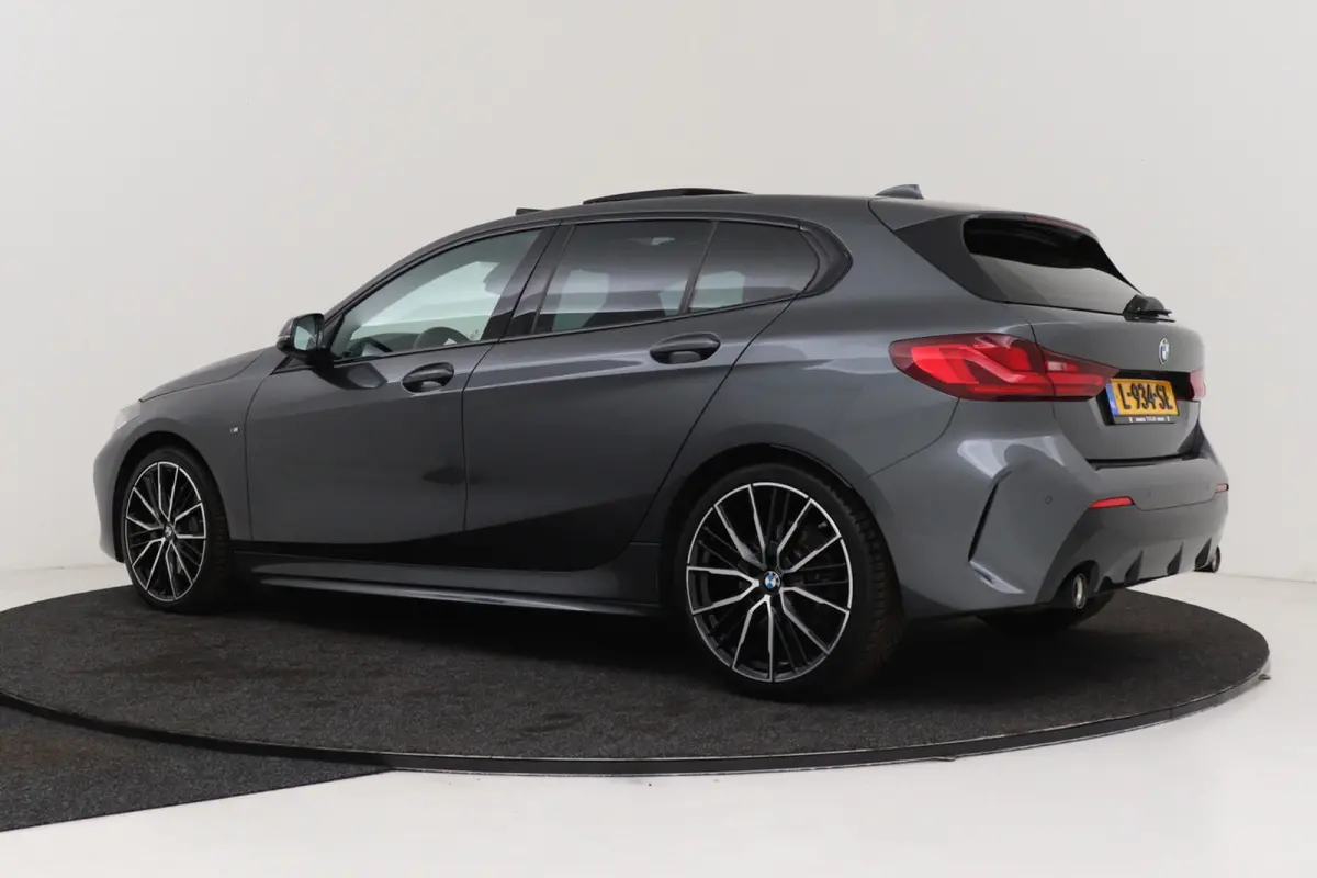 120i M Sport | CarPlay | Panoramadak | Org. NL | Sportstoelen | Stoelverwarming | Sfeer | Dealer onderh. |