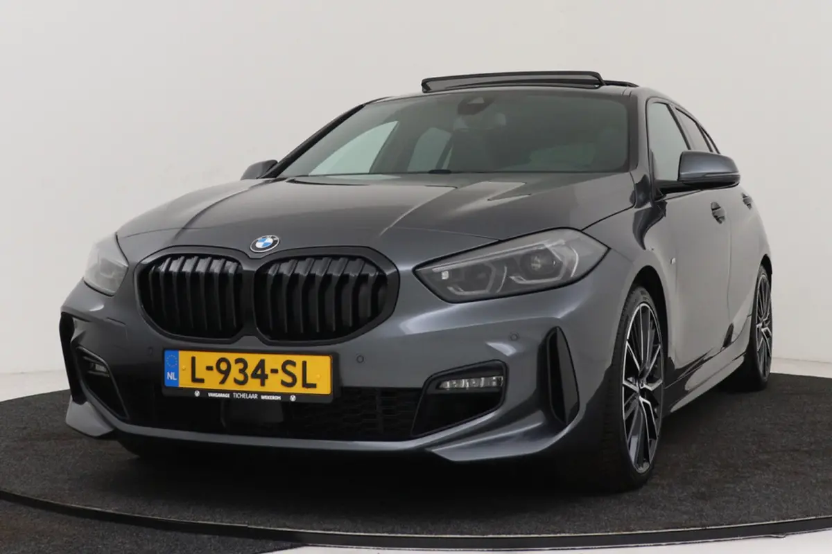 120i M Sport | CarPlay | Panoramadak | Org. NL | Sportstoelen | Stoelverwarming | Sfeer | Dealer onderh. |