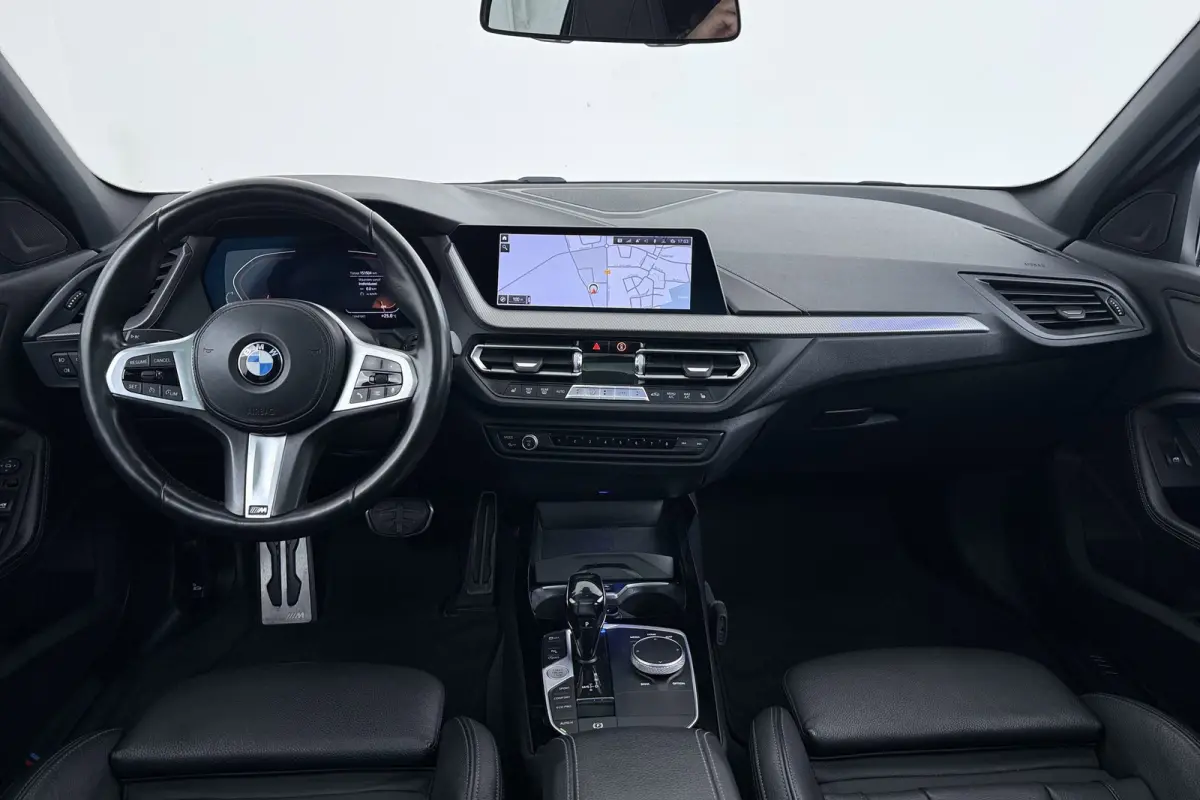 120i M Sport | CarPlay | Panoramadak | Org. NL | Sportstoelen | Stoelverwarming | Sfeer | Dealer onderh. |