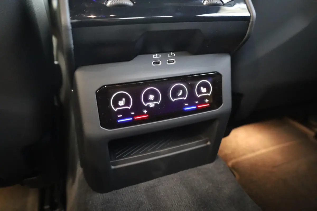 Sedan | M Driver's Pack | Carbon Pack | Driving Assistant Professional | Trekhaak