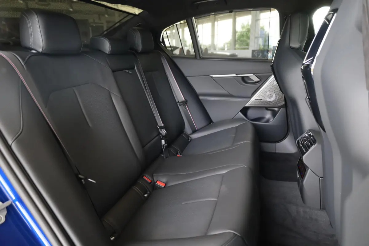 Sedan | M Driver's Pack | Carbon Pack | Driving Assistant Professional | Trekhaak