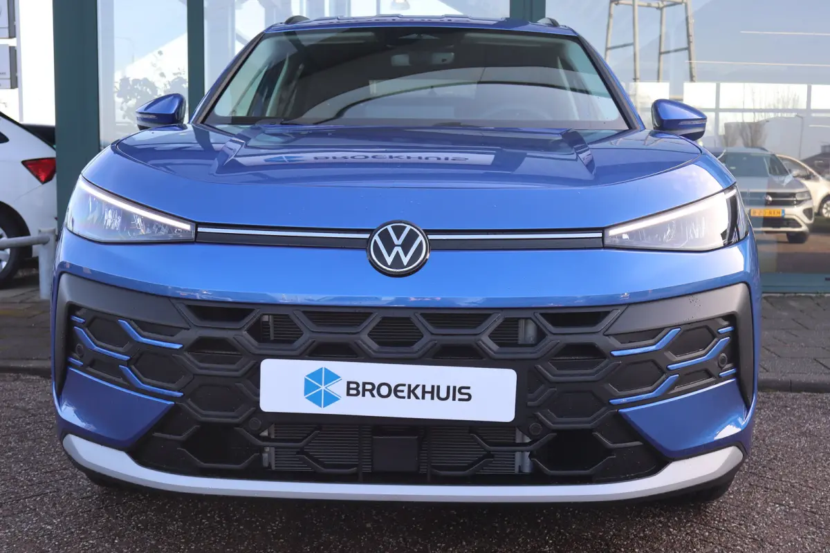 Life First Edition | 'App-Connect' draadloze smartphone integratie | Automatische afstandsregeling (Adaptive Cruise Control) | Buitenspiegels elektrisch instel-, verwarm- en inklapbaar