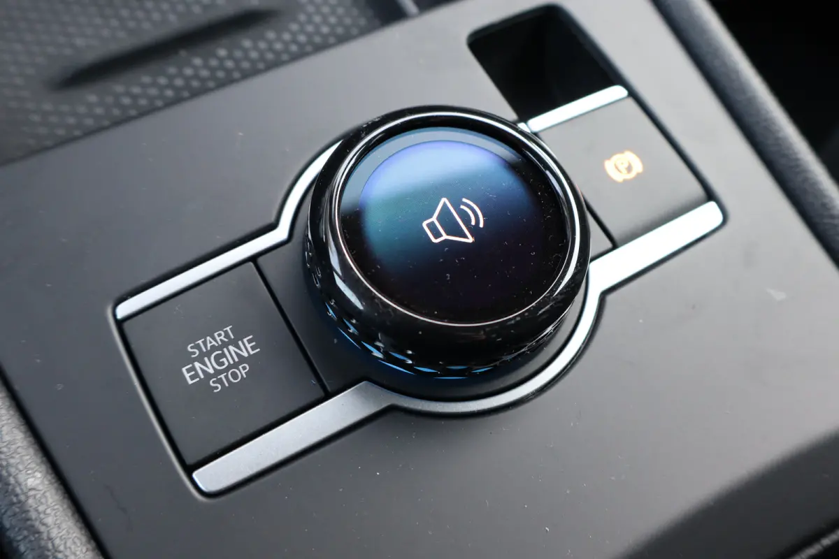 Life First Edition | 'App-Connect' draadloze smartphone integratie | Automatische afstandsregeling (Adaptive Cruise Control) | Buitenspiegels elektrisch instel-, verwarm- en inklapbaar