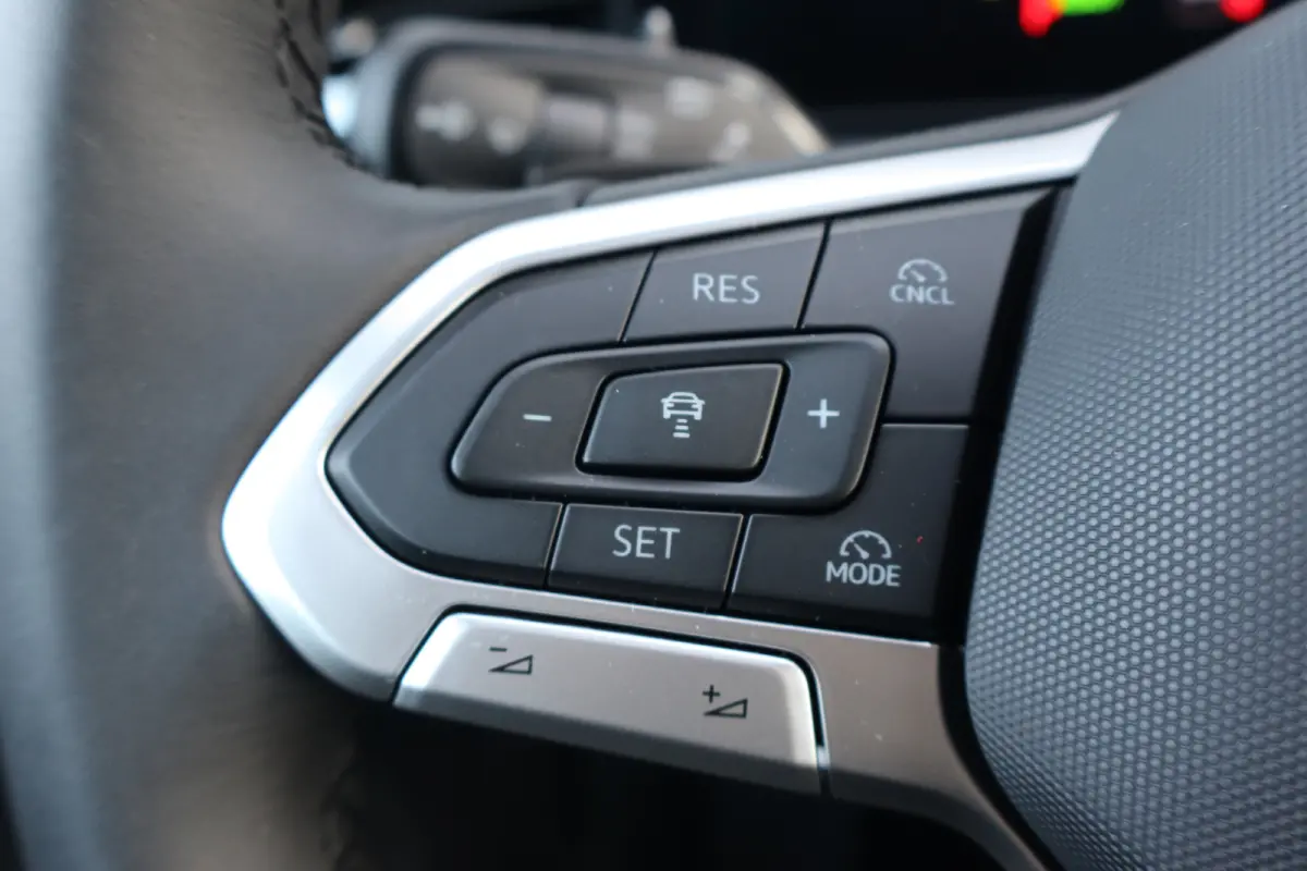 Life First Edition | 'App-Connect' draadloze smartphone integratie | Automatische afstandsregeling (Adaptive Cruise Control) | Buitenspiegels elektrisch instel-, verwarm- en inklapbaar