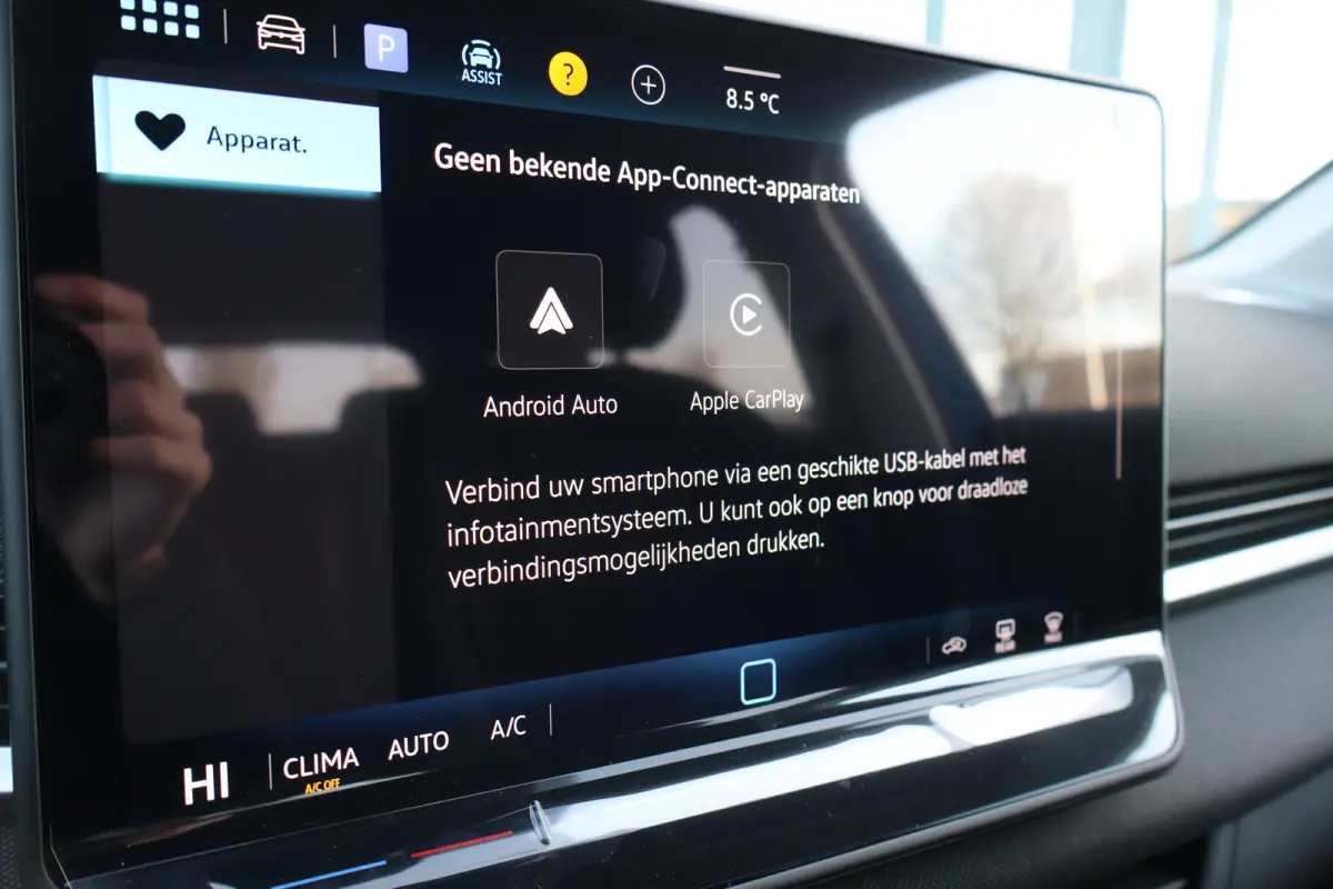 Life First Edition | 'App-Connect' draadloze smartphone integratie | Automatische afstandsregeling (Adaptive Cruise Control) | Buitenspiegels elektrisch instel-, verwarm- en inklapbaar
