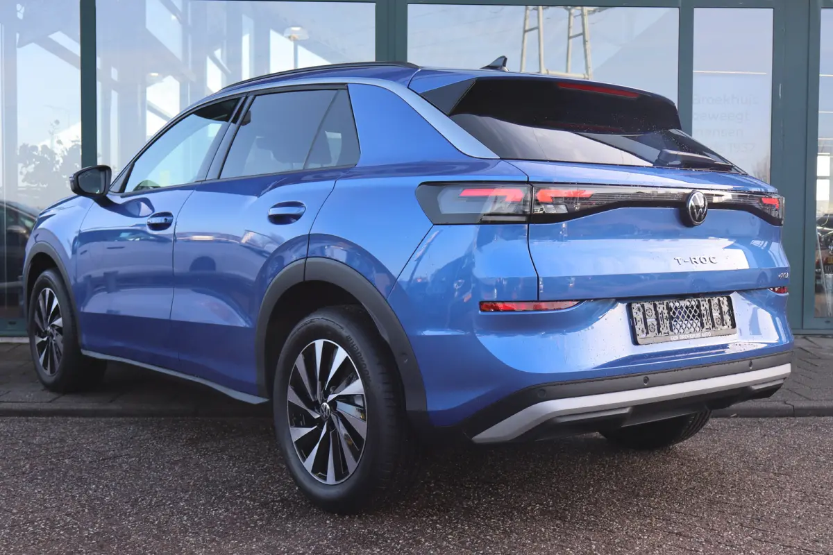 Life First Edition | 'App-Connect' draadloze smartphone integratie | Automatische afstandsregeling (Adaptive Cruise Control) | Buitenspiegels elektrisch instel-, verwarm- en inklapbaar