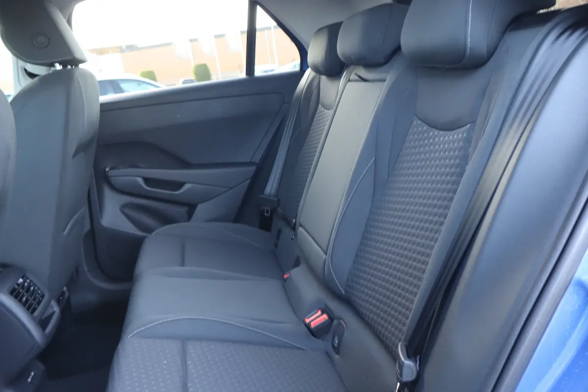 Life First Edition | 'App-Connect' draadloze smartphone integratie | Automatische afstandsregeling (Adaptive Cruise Control) | Buitenspiegels elektrisch instel-, verwarm- en inklapbaar