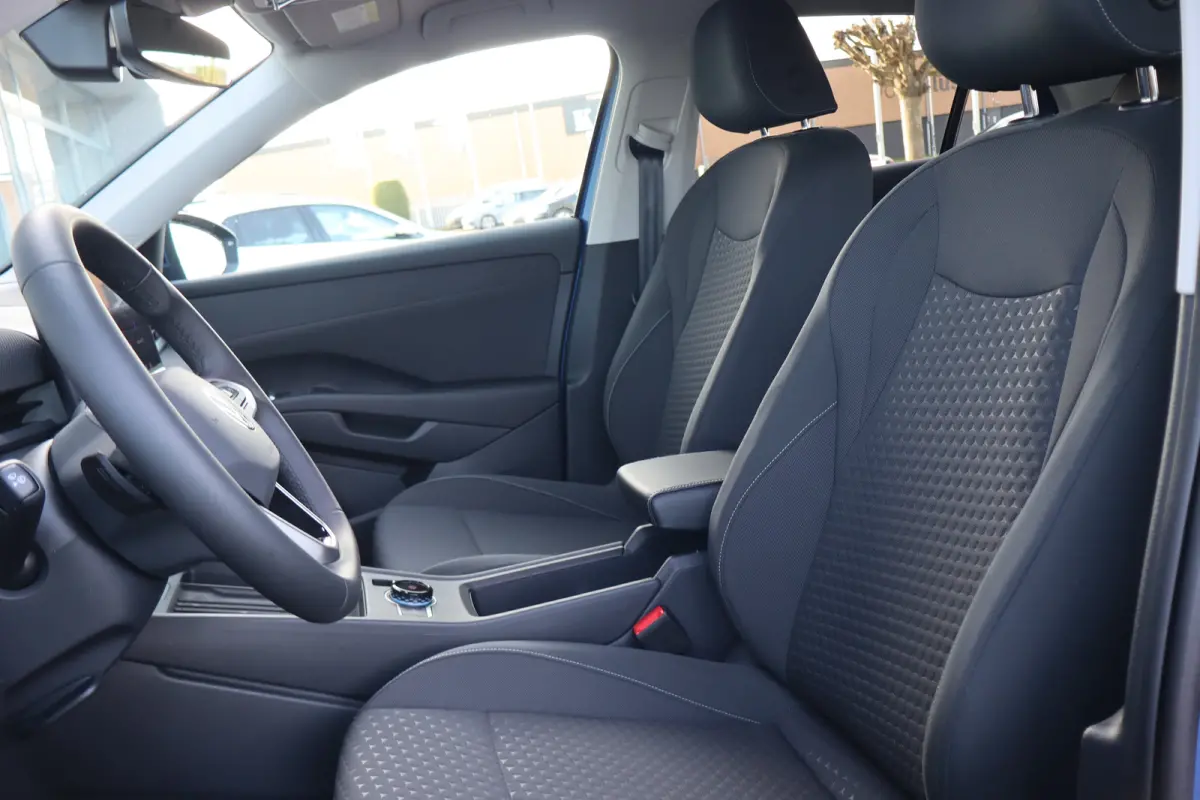 Life First Edition | 'App-Connect' draadloze smartphone integratie | Automatische afstandsregeling (Adaptive Cruise Control) | Buitenspiegels elektrisch instel-, verwarm- en inklapbaar
