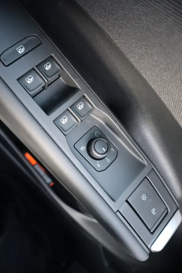 Life First Edition | 'App-Connect' draadloze smartphone integratie | Automatische afstandsregeling (Adaptive Cruise Control) | Buitenspiegels elektrisch instel-, verwarm- en inklapbaar