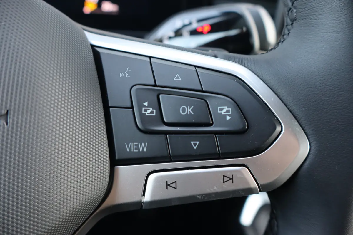 Life First Edition | 'App-Connect' draadloze smartphone integratie | Automatische afstandsregeling (Adaptive Cruise Control) | Buitenspiegels elektrisch instel-, verwarm- en inklapbaar