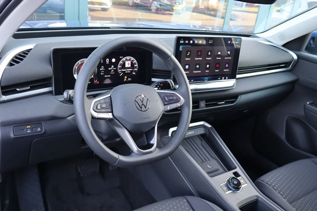Life First Edition | 'App-Connect' draadloze smartphone integratie | Automatische afstandsregeling (Adaptive Cruise Control) | Buitenspiegels elektrisch instel-, verwarm- en inklapbaar