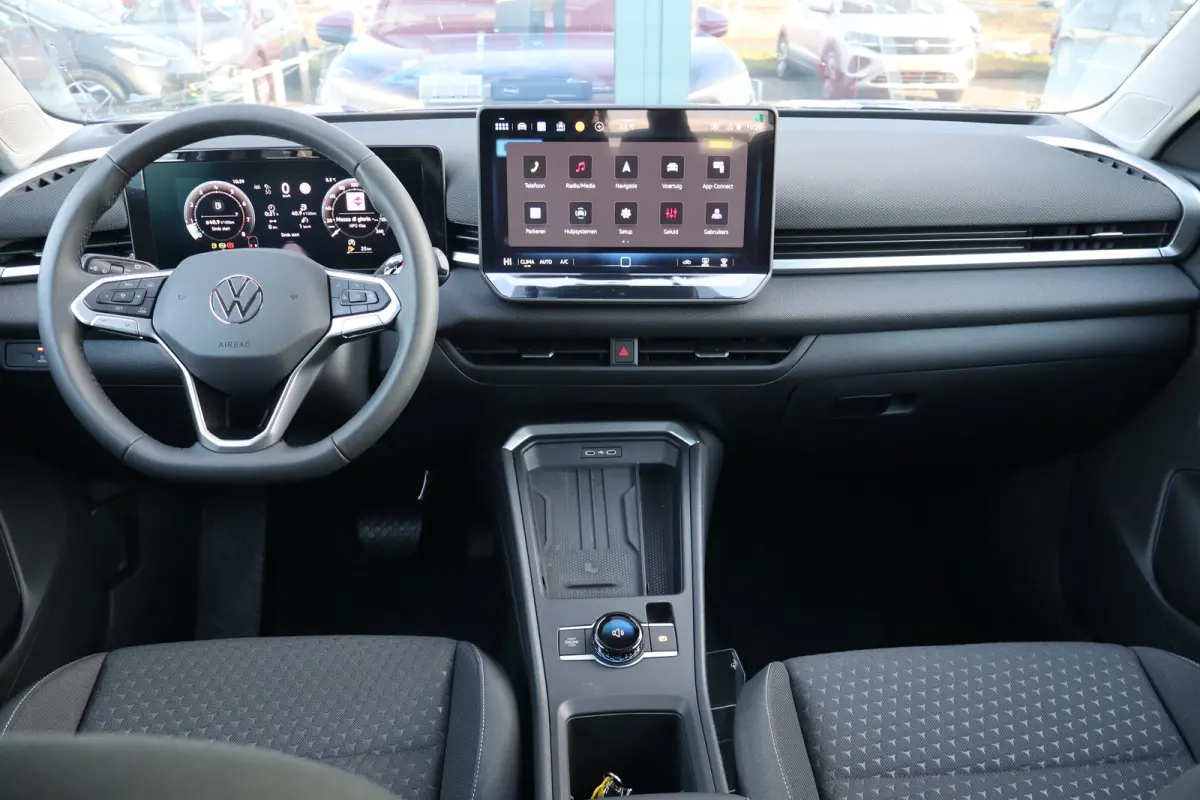 Life First Edition | 'App-Connect' draadloze smartphone integratie | Automatische afstandsregeling (Adaptive Cruise Control) | Buitenspiegels elektrisch instel-, verwarm- en inklapbaar