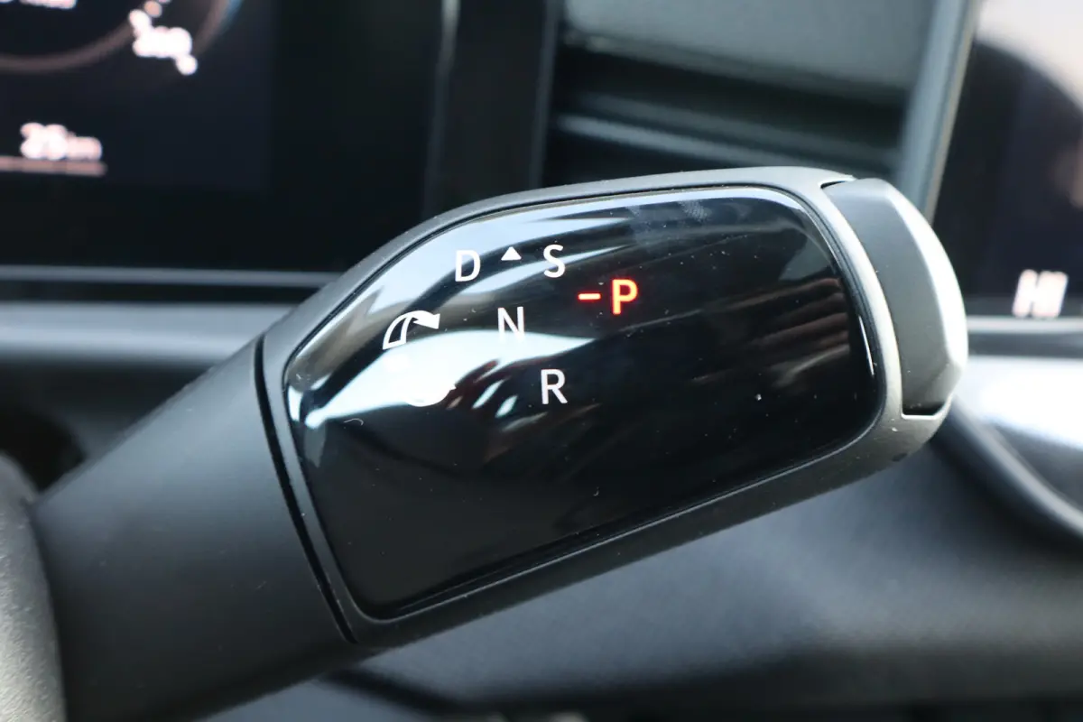 Life First Edition | 'App-Connect' draadloze smartphone integratie | Automatische afstandsregeling (Adaptive Cruise Control) | Buitenspiegels elektrisch instel-, verwarm- en inklapbaar