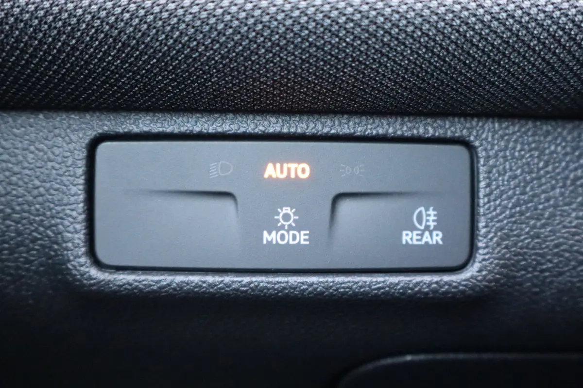Life First Edition | 'App-Connect' draadloze smartphone integratie | Automatische afstandsregeling (Adaptive Cruise Control) | Buitenspiegels elektrisch instel-, verwarm- en inklapbaar