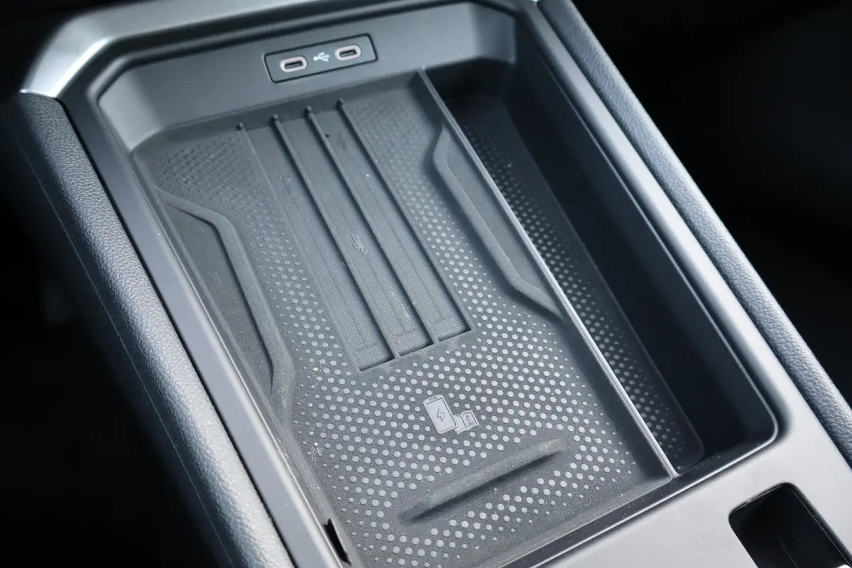 Life First Edition | 'App-Connect' draadloze smartphone integratie | Automatische afstandsregeling (Adaptive Cruise Control) | Buitenspiegels elektrisch instel-, verwarm- en inklapbaar