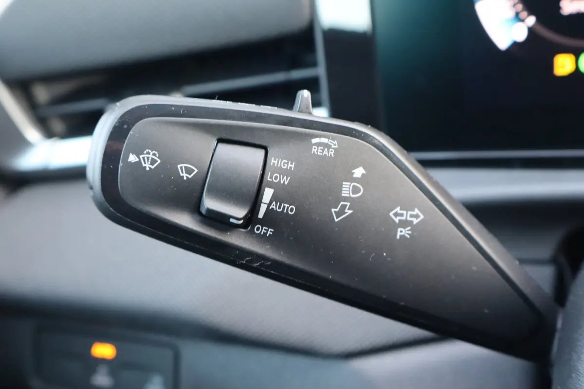 Life First Edition | 'App-Connect' draadloze smartphone integratie | Automatische afstandsregeling (Adaptive Cruise Control) | Buitenspiegels elektrisch instel-, verwarm- en inklapbaar