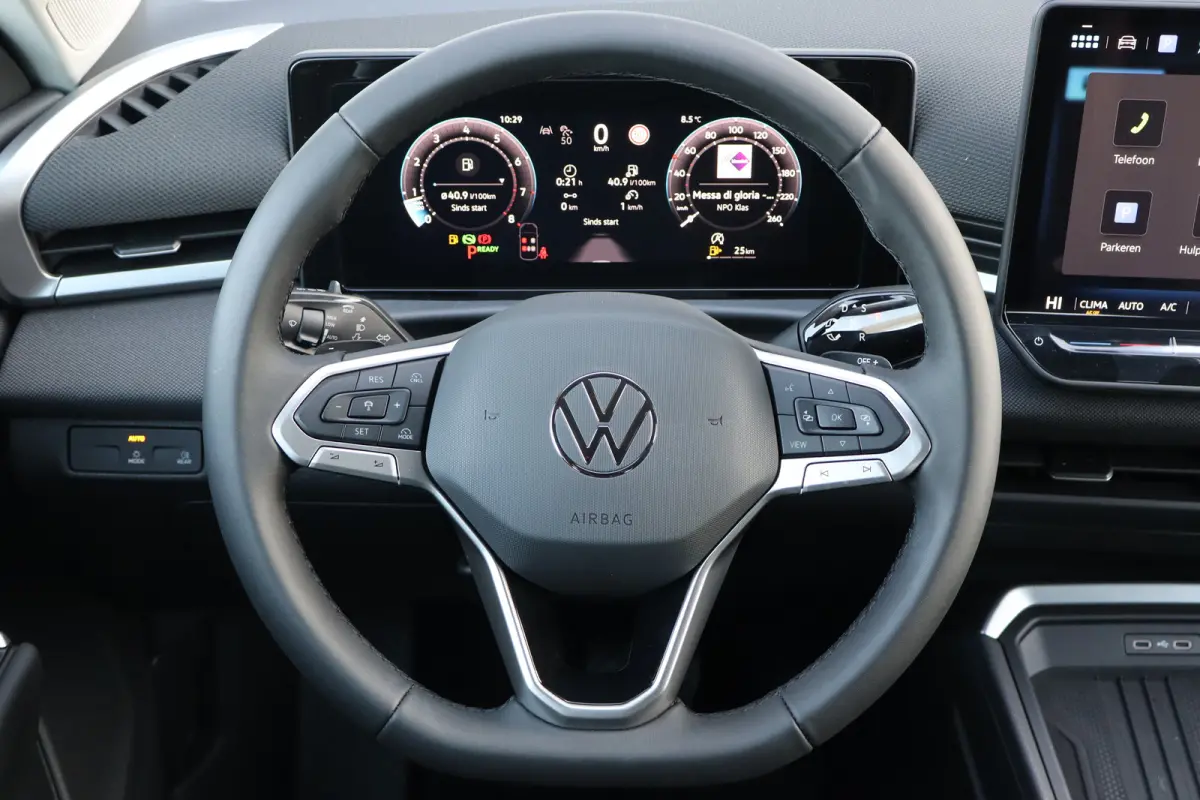 Life First Edition | 'App-Connect' draadloze smartphone integratie | Automatische afstandsregeling (Adaptive Cruise Control) | Buitenspiegels elektrisch instel-, verwarm- en inklapbaar