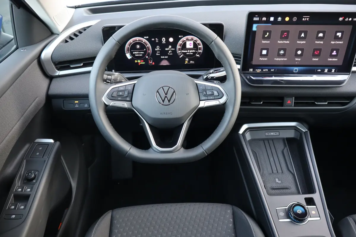 Life First Edition | 'App-Connect' draadloze smartphone integratie | Automatische afstandsregeling (Adaptive Cruise Control) | Buitenspiegels elektrisch instel-, verwarm- en inklapbaar