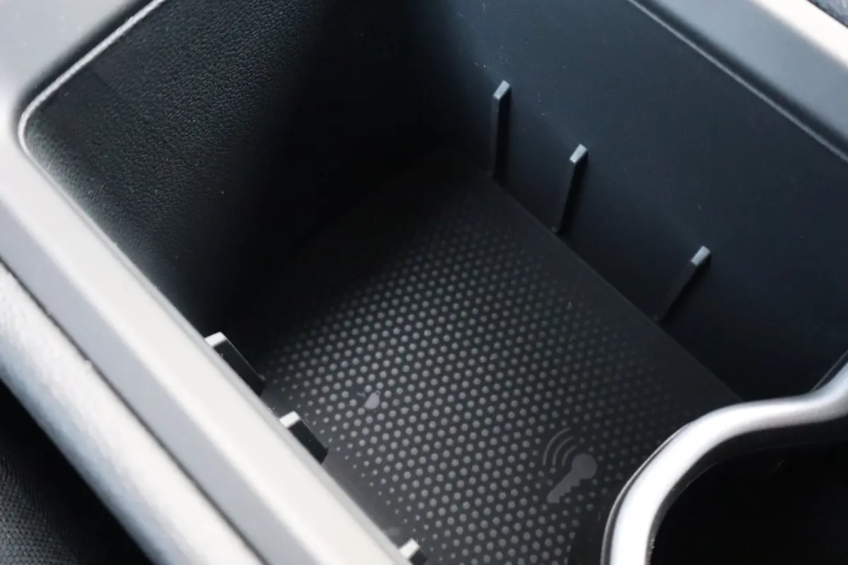 Life First Edition | 'App-Connect' draadloze smartphone integratie | Automatische afstandsregeling (Adaptive Cruise Control) | Buitenspiegels elektrisch instel-, verwarm- en inklapbaar