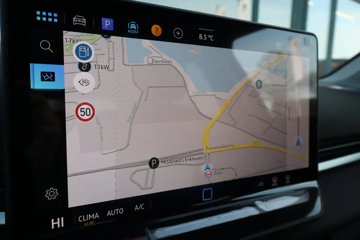 Life First Edition | 'App-Connect' draadloze smartphone integratie | Automatische afstandsregeling (Adaptive Cruise Control) | Buitenspiegels elektrisch instel-, verwarm- en inklapbaar