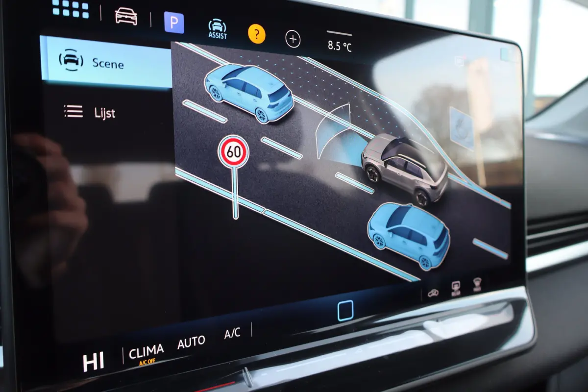 Life First Edition | 'App-Connect' draadloze smartphone integratie | Automatische afstandsregeling (Adaptive Cruise Control) | Buitenspiegels elektrisch instel-, verwarm- en inklapbaar