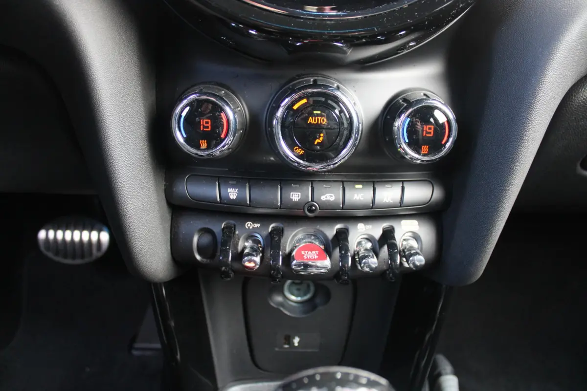 COOPER 1.5 136PK JOHN COOPER WORKS RESOLUTE ED. | AUTOMAAT | NAVIGATIE 8,8'' | DRAADLOOS APPLE CARPLAY | SFEERVERLICHTING | 17'' JCW VIJF DUBBELSPAAKS VELGEN IN GLOSS BLACK | JCW VOOR EN ACH