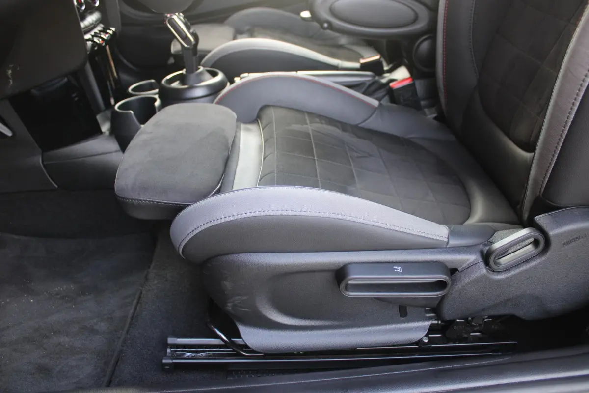 COOPER 1.5 136PK JOHN COOPER WORKS RESOLUTE ED. | AUTOMAAT | NAVIGATIE 8,8'' | DRAADLOOS APPLE CARPLAY | SFEERVERLICHTING | 17'' JCW VIJF DUBBELSPAAKS VELGEN IN GLOSS BLACK | JCW VOOR EN ACH