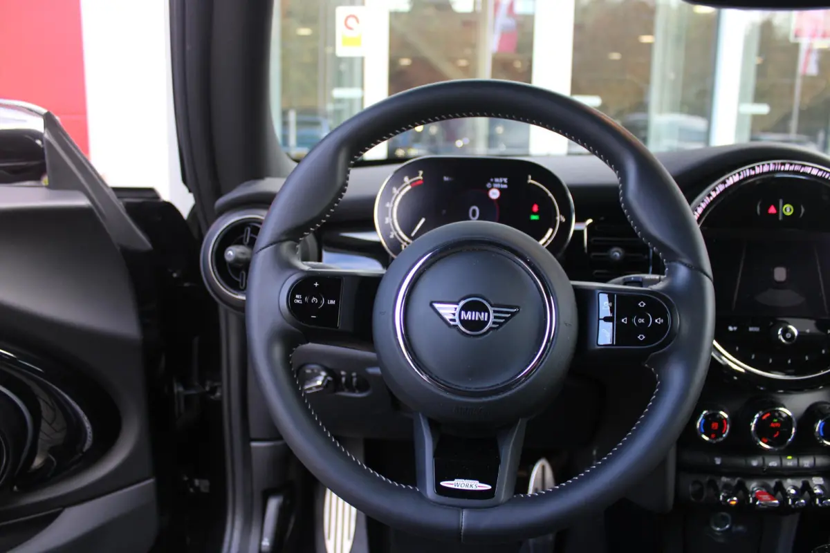 COOPER 1.5 136PK JOHN COOPER WORKS RESOLUTE ED. | AUTOMAAT | NAVIGATIE 8,8'' | DRAADLOOS APPLE CARPLAY | SFEERVERLICHTING | 17'' JCW VIJF DUBBELSPAAKS VELGEN IN GLOSS BLACK | JCW VOOR EN ACH