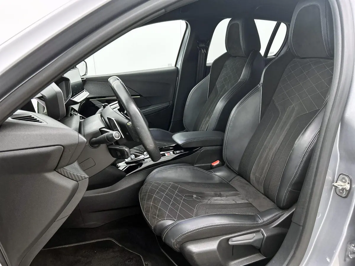 GT Pack 130pk Automaat | Navigatie | Achteruitrijcamera | Leder/Alcantara | Stoelverwarming | Full Led koplampen | Adaptieve Cruise Control | 3D Cockpit | Parkeersensoren v+a | Climate Contr