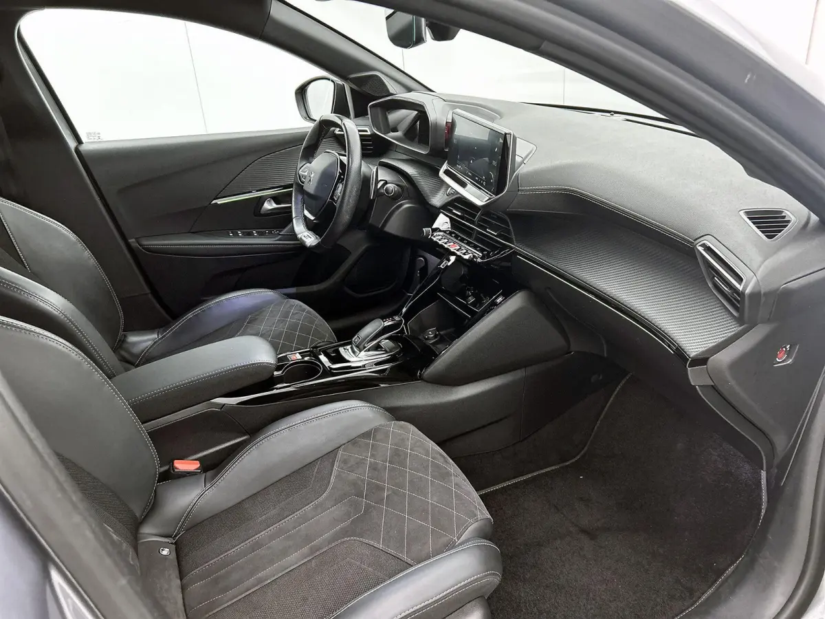 GT Pack 130pk Automaat | Navigatie | Achteruitrijcamera | Leder/Alcantara | Stoelverwarming | Full Led koplampen | Adaptieve Cruise Control | 3D Cockpit | Parkeersensoren v+a | Climate Contr