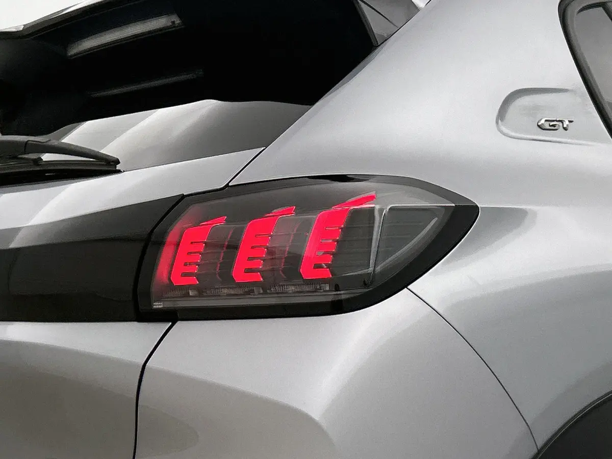 GT Pack 130pk Automaat | Navigatie | Achteruitrijcamera | Leder/Alcantara | Stoelverwarming | Full Led koplampen | Adaptieve Cruise Control | 3D Cockpit | Parkeersensoren v+a | Climate Contr