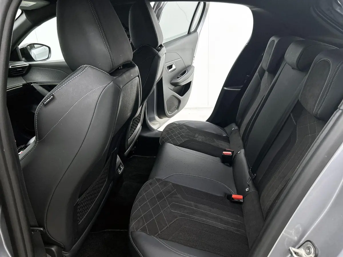 GT Pack 130pk Automaat | Navigatie | Achteruitrijcamera | Leder/Alcantara | Stoelverwarming | Full Led koplampen | Adaptieve Cruise Control | 3D Cockpit | Parkeersensoren v+a | Climate Contr