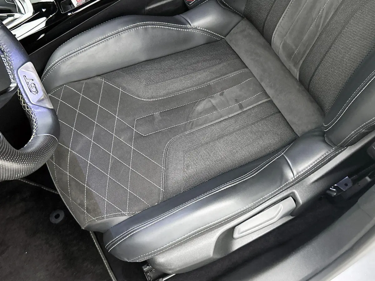 GT Pack 130pk Automaat | Navigatie | Achteruitrijcamera | Leder/Alcantara | Stoelverwarming | Full Led koplampen | Adaptieve Cruise Control | 3D Cockpit | Parkeersensoren v+a | Climate Contr