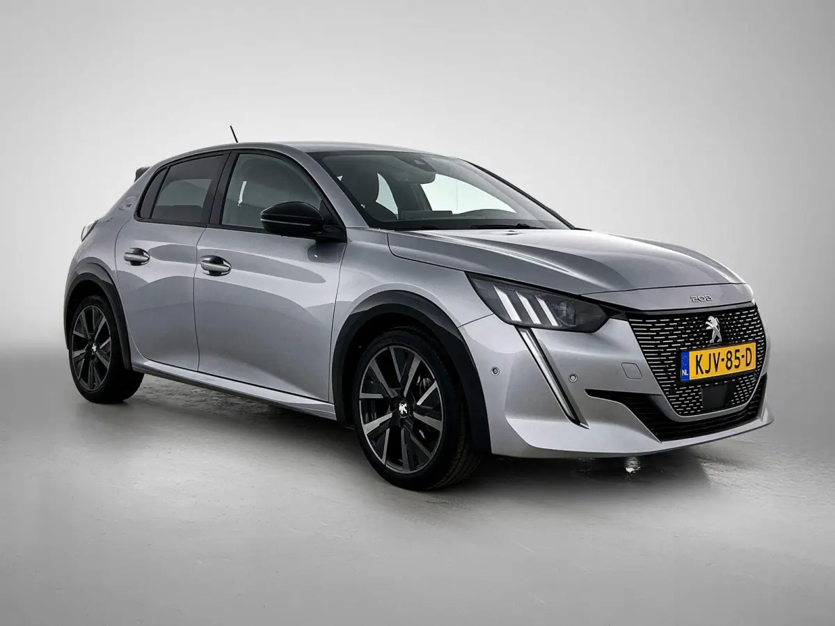GT Pack 130pk Automaat | Navigatie | Achteruitrijcamera | Leder/Alcantara | Stoelverwarming | Full Led koplampen | Adaptieve Cruise Control | 3D Cockpit | Parkeersensoren v+a | Climate Contr