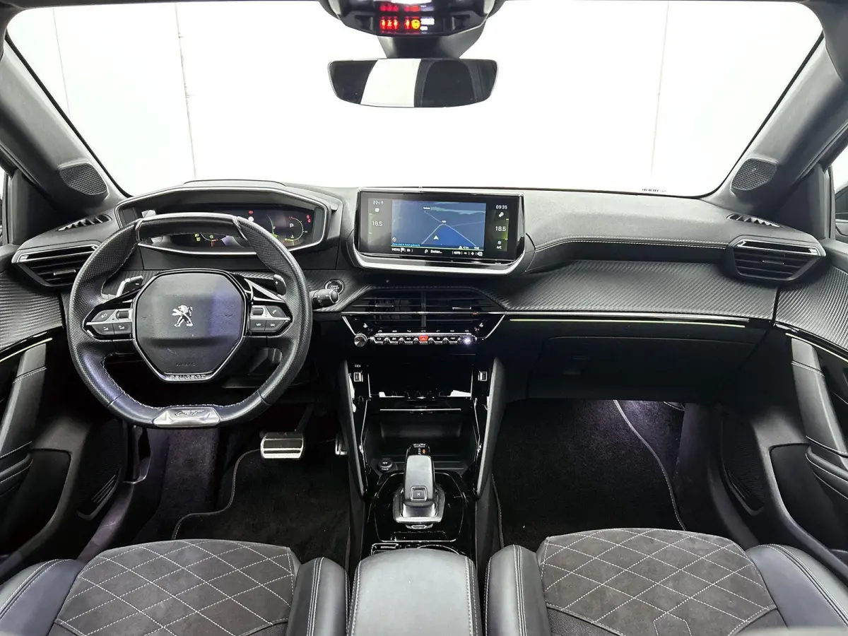 GT Pack 130pk Automaat | Navigatie | Achteruitrijcamera | Leder/Alcantara | Stoelverwarming | Full Led koplampen | Adaptieve Cruise Control | 3D Cockpit | Parkeersensoren v+a | Climate Contr