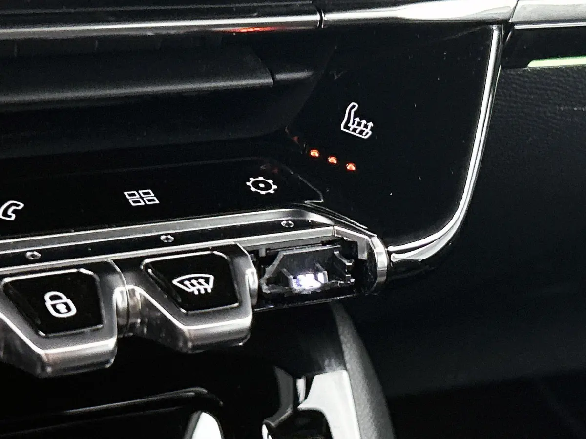 GT Pack 130pk Automaat | Navigatie | Achteruitrijcamera | Leder/Alcantara | Stoelverwarming | Full Led koplampen | Adaptieve Cruise Control | 3D Cockpit | Parkeersensoren v+a | Climate Contr