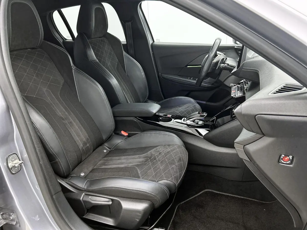 GT Pack 130pk Automaat | Navigatie | Achteruitrijcamera | Leder/Alcantara | Stoelverwarming | Full Led koplampen | Adaptieve Cruise Control | 3D Cockpit | Parkeersensoren v+a | Climate Contr